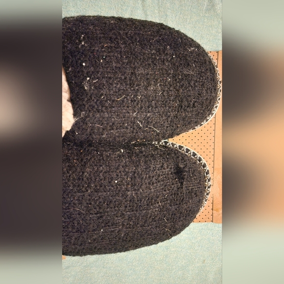 Women's slippers size 7-8 - Picture 3 of 5